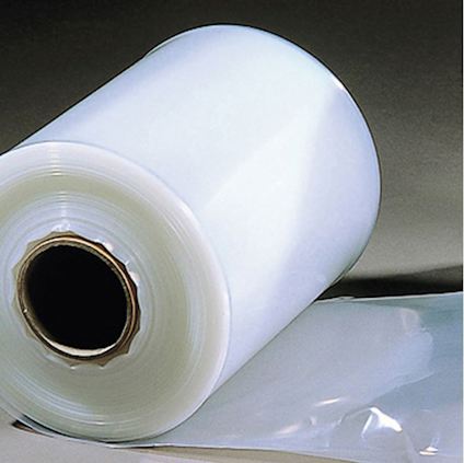 Genomskinlig plastslang upprullad på en spole med bruna kanter.
