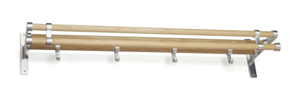 Klädhängare med tre trähyllor och fem krokar i metall. Fästs på väggen med metallbeslag.