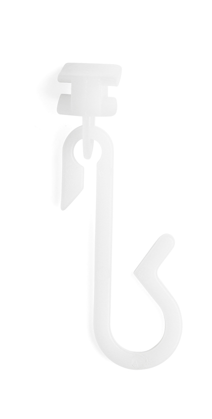 Vit plastkrok för draperiskena med böjd design och fyrkantigt fäste upptill, isolerad mot vit bakgrund.