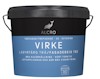 Ljusblå hink med svart lock, märkt "ALCRO VIRKE LASYRFÄRG TRÄ/FASADEBEIS TRE". Text om bra kulörhållning och kort torktid.