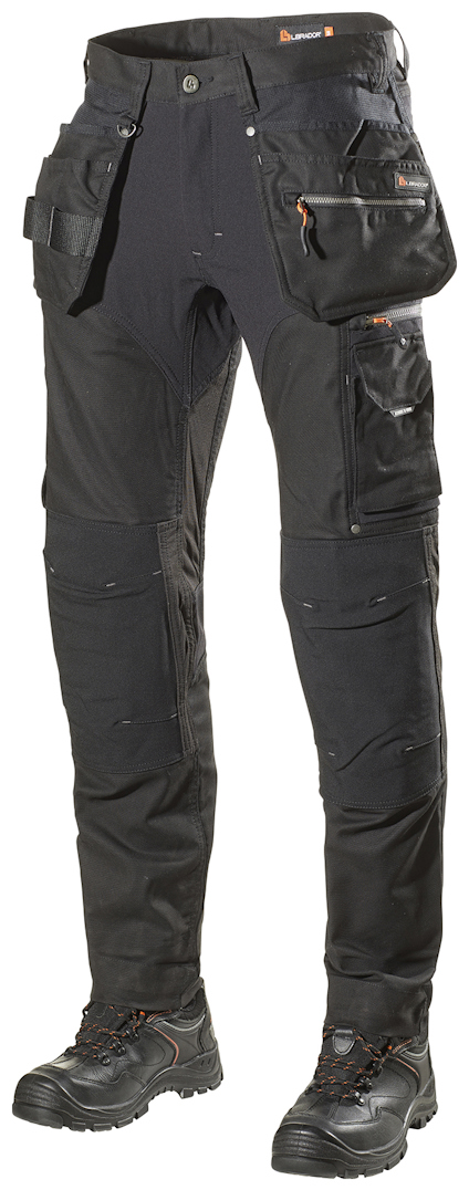 Svarta arbetsbyxor med flera fickor och förstärkta knän. Tillverkade av slitstarkt material. Bärs tillsammans med svarta arbetsskor.