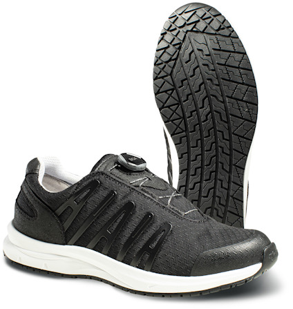 Säkerhetssko i svart med vit sula, slitbana på sulan synlig. Snörning med BOA-system.