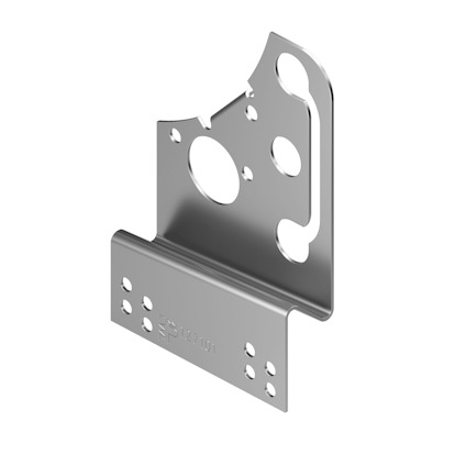 Silverfärgad metallkonsol med flera perforerade hål, sett mot en grön bakgrund.