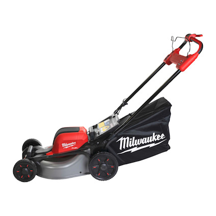 Röd och svart gräsklippare med batteridriven motor och uppsamlarsäck, märkt "Milwaukee".
