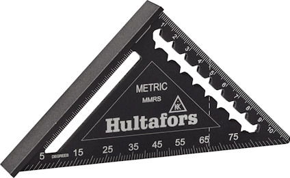 Svart, triangulär vinkelhake med vita markeringar för grader och Hultafors-logotyp.