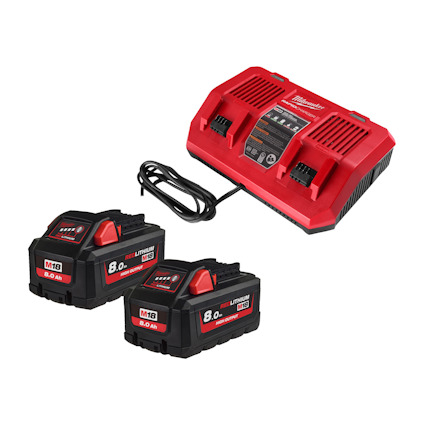 Röd och svart batteriladdare med två svarta batterier märkta "M18 8.0 Ah".