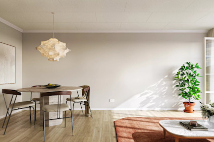 Modernt vardagsrum med matplats, träbord och stolar, unik taklampa, stor grön växt och soffa med bord på matta.