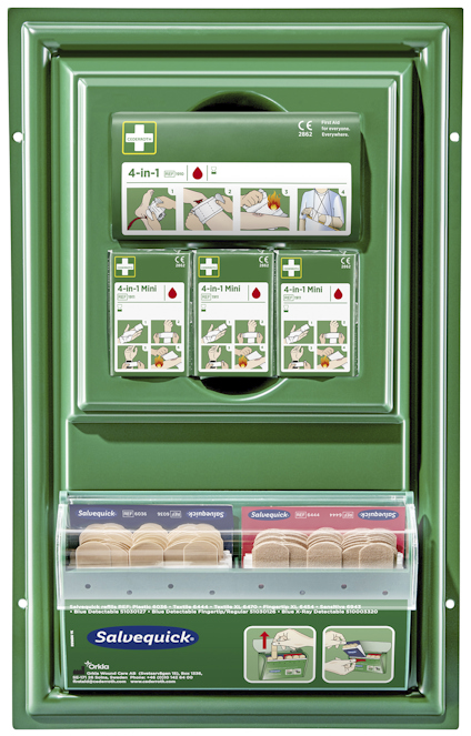 Grön första hjälpen-tavla med plåster och 4-i-1-förband från Salvequick.