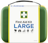 Grönt första hjälpen-kit med Cederroth-logga, texten "First Aid Kit LARGE", och gula dragkedjor.