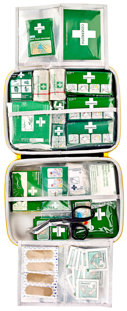 Första hjälpen-kit med plåster, bandage, sax, och antiseptiska våtservetter.