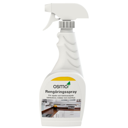 Vit sprayflaska i plast med etikett "Osmo Rengöringsspray" och bild på ett kök.