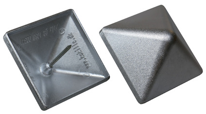 Två fyrkantiga stolphattar i aluminium med pyramidformad topp, en uppochnedvänd och en rättvänd.