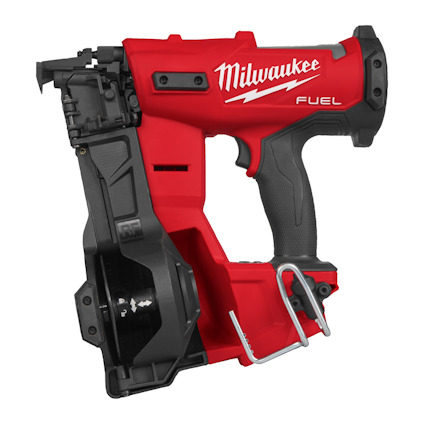 Röd och svart pappspikpistol med logotypen "Milwaukee Fuel" på enheten.
