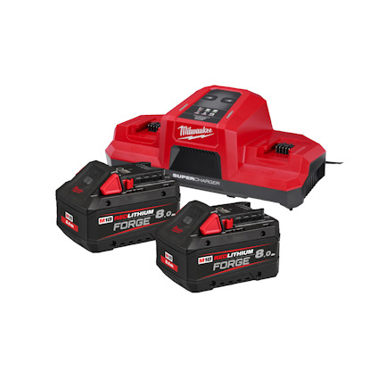 Röd batteriladdare märkt "Milwaukee Supercharger" med två svarta batterier märkta "M18 REDLITHIUM FORGE 8.0".