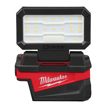 Arbetslampa med rektangulär LED-panel, svart ram, och röd bas med logotypen "Milwaukee".