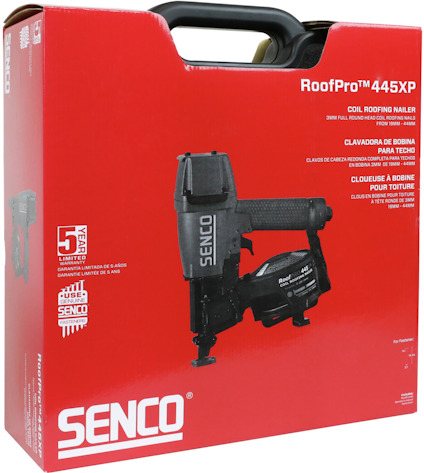 Låda med Senco takspikpistol RoofPro 445XP, röd bakgrund och produktbild, text på flera språk.