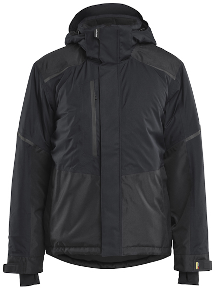 Svart vinterjacka med dragkedja, huva och flera fickor.