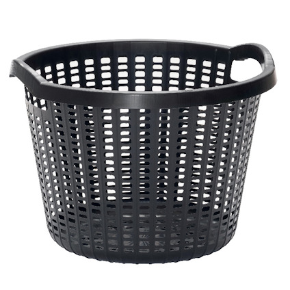 Svart plastkorg med perforerat mönster och rundade handtag.