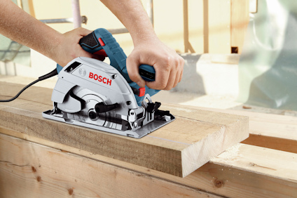 Cirkelsåg från Bosch används för att såga i en träplanka.