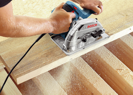 Elektrisk cirkelsåg av märket Bosch används för att såga träskivor.