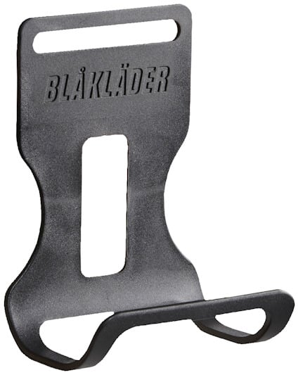 Svart hammarhållare med texten "BLÅKLÄDER" ingraverad upptill, har en slits för bältesfäste och en böjd ögla för hammare.