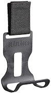Svart bälteshållare med texten "BLÅKLÄDER". Hållaren har en öppning för bälte och en nedre krok.