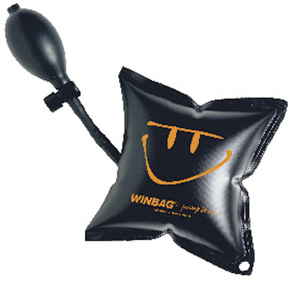 Svart uppblåsbar lyftkudde med orange glad ansikte och texten "WINBAG - pump it easy!" samt handpump.