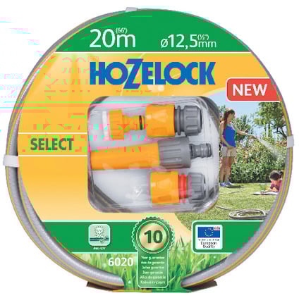Förpackning av Hozelock slangset med kopplingar och en bild på en familj som vattnar i trädgården.