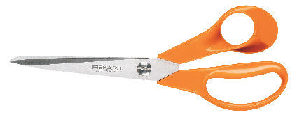 Sax med orange plasthandtag och silverfärgade blad, text "FISKARS" på bladet.