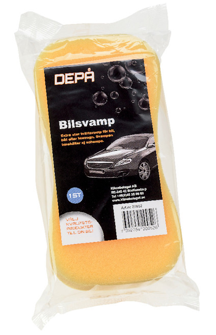 Gul tvättsvamp i förpackning med etikett där det står "DEPA Bilsvamp". Ett bilmotiv syns på etiketten.
