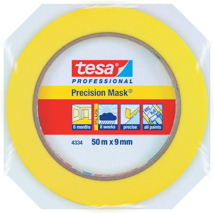 Rulle med gul maskeringstejp märkt "tesa Professional Precision Mask" med produktinformation och symboler för hållbarhet och användning.