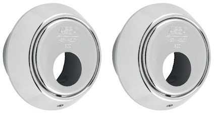 Två runda, silverfärgade cylinderbehör med präglad text på ytan.