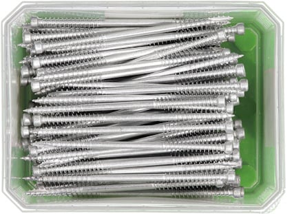 En plastlåda fylld med silvriga skruvar med gängor och insexhuvud.