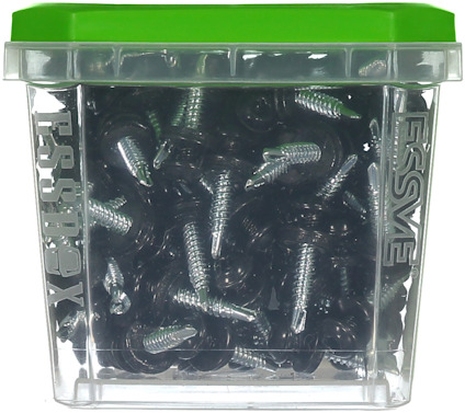 En transparent plastlåda med grönt lock innehållande silverfärgade skruvar.