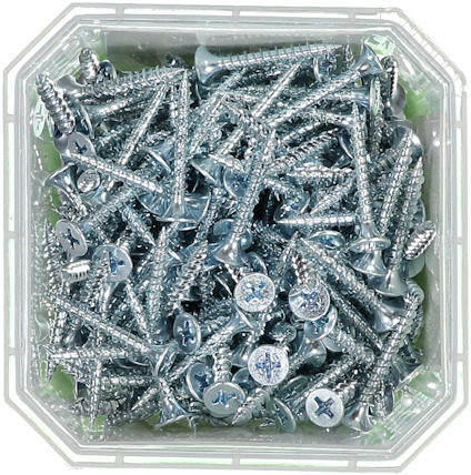 Fyrkantig plastbehållare med många silvriga skruvar.