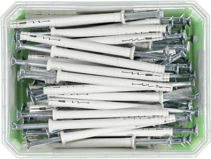 Plastlåda med vita expanderpluggar och skruvar staplade huller om buller.