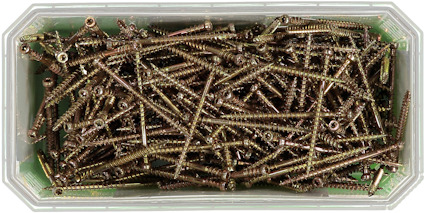 Behållare med många gyllene skruvar.