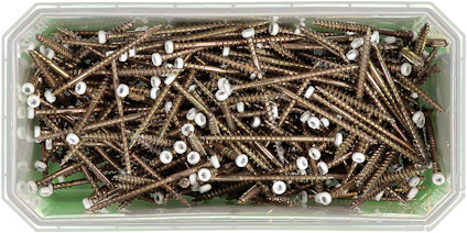 Plastlåda med många mässingsfärgade skruvar med vit topp.