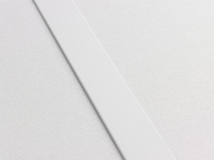 Vitt strukturerat tyg med en jämn, vit remsa diagonalt över ytan.