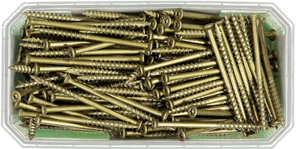 Fyrkantig transparent behållare fylld med metallskruvar, guld- eller mässingsfärgade.