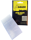Förpackning med ULTRA GRADE transparenta reparationsplåster och ett ark med plåster liggande bredvid.