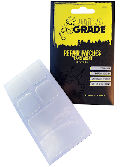 Förpackning med ULTRA GRADE transparenta reparationsplåster och ett ark med plåster liggande bredvid.