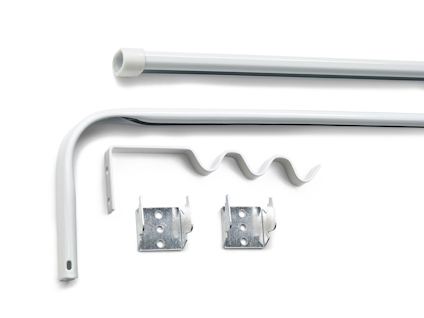 Vit gardinskena med C-profil, två vita väggfästen och en böjd stång.