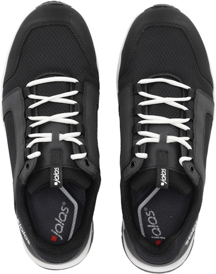 Ett par svarta sportskor med vita snören, sedd ovanifrån, med märkeslogotypen synlig på insidan av tungan.