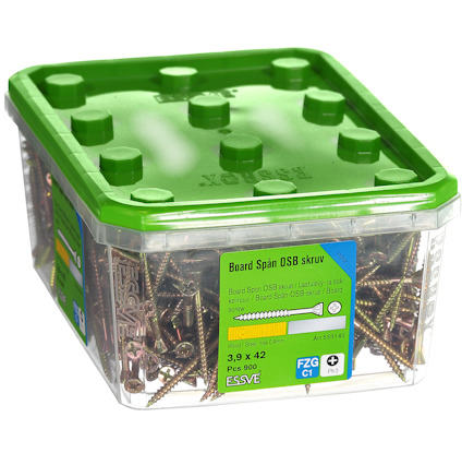Plastlåda med skruvar. Etiketttext: "Board Spån OSB skruv 3,9x42, Essve, PCS 900, Art 535143".