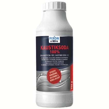 Vit plastflaska med rött och svart etikett, texten "KAUSTIKSODA 100%" och "Effektiv rengöring, avlopp".
