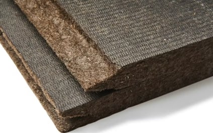 Två bitar av brunt, fiberrikt isoleringsmaterial staplade ovanpå varandra.