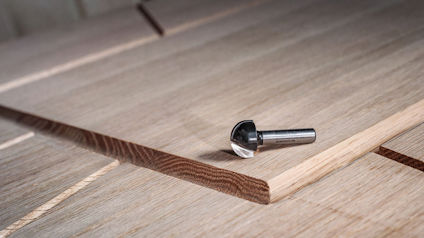 Träskivor i lager med ett metallskruvhuvud ovanpå.