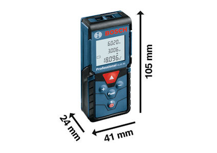 Laseravståndsmätare med Bosch-logotyp, visar text på displayen. Måtten är 105 mm x 41 mm x 24 mm.