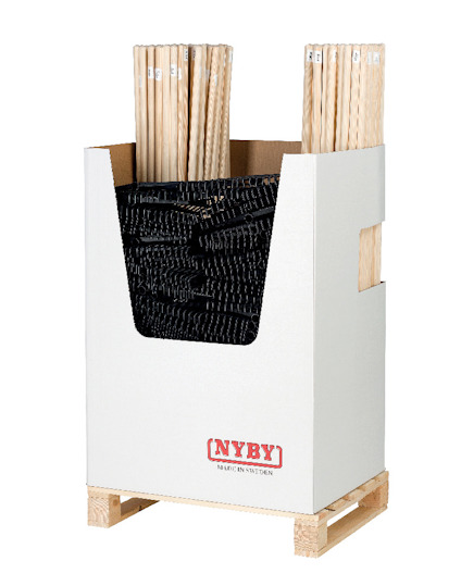 Kartong på pall med träribbor och perforerade plastmattor, texten "NYBY Made in Sweden".